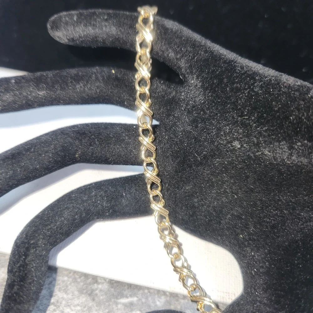 Gold Tone Hugs and Kisses XO Link Bracelet 7.5 Inch Classic Polished‎ Jewelry